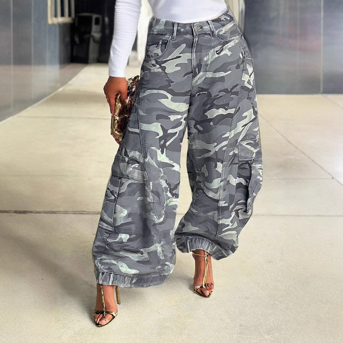 Camo Wide-Leg Cargo Jeans – front close-up showing grey camo print, oversized side cargo pockets, and ribbed ankle cuffs, styled with gold heels